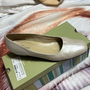 Beautiful white Trotter pumps
Brand new/never worn